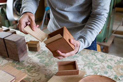 Kenichi Fujii places the inserts inside the tea box.