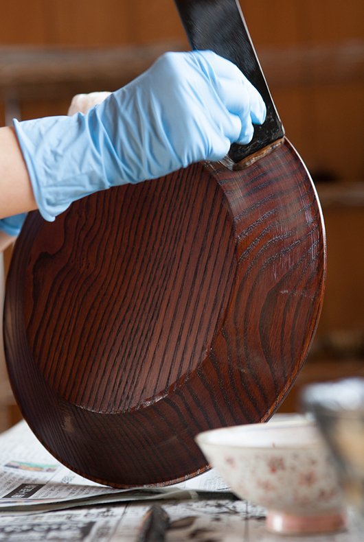 Minako applies the treatment over the previous layers of urushi, creating a lovely finish that can last many centuries if treated with care.