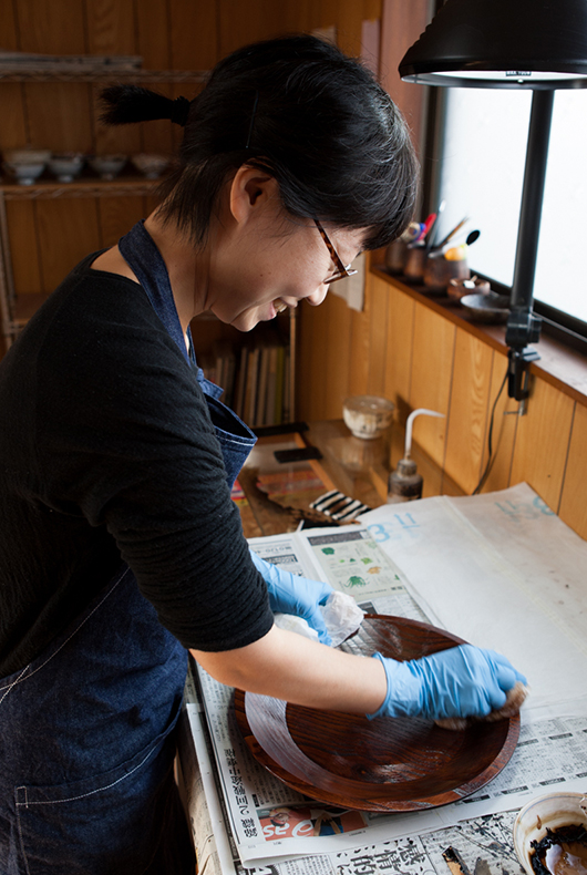 Minako off the lacquer many times to make sure the wood soaks up the urushi and it becomes a smooth surface.