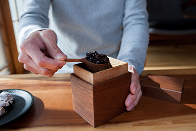 Walnut Tea Box in use at Kenichi Fujii's house in Ono City.