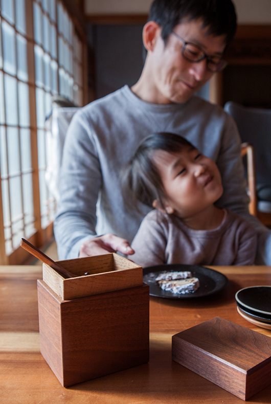 Kenichi and his daughter using their lacqueware at home.