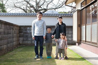 Kenichi Fujii, Minako Fujii and family at their workshop in Ono City.
