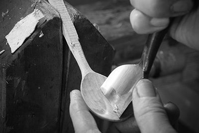 Hiroyuki uses a chisel to shave out the mouth of the spoon, focusing on both the function and aesthetic of the finished piece.