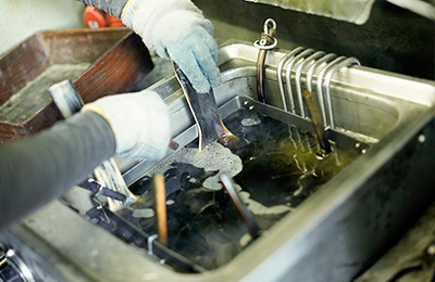 Lowering the spoon in to 165 degree celsius hot oil for a few minutes. The horn spoon becomes soft as leather and can be manipulated easily.