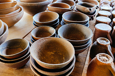 Various textures found in his pots and deep reds and oranes thanks to the high amount of iron found in the soil.