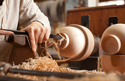 She then starts to work on the foot of the bowl, using a chisel to hollow out the bottom to that the bowl stands nicely.