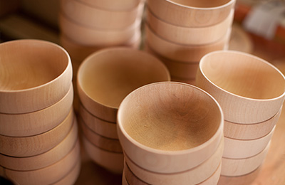 A selection of finished natural wood bowls by Maiko Okuno, later she will add lacquer to the surface of these bowls.