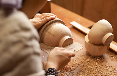 Okuno uses pre-cut templates to get the bowls to the desired shape.