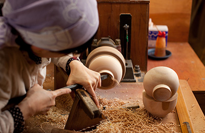 Maiko works with the material at hand, looking for the grain in the wood that she can use to her best advantage.