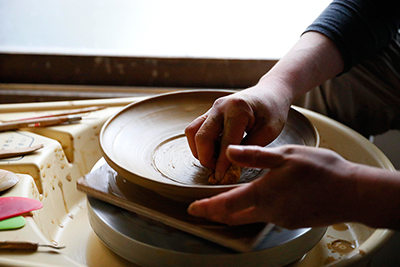 Makoto defines the middle of the dish with a sponge, making it stand out on the final design.
