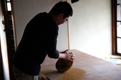 Makoto Asebi uses a spiral wedging technique.