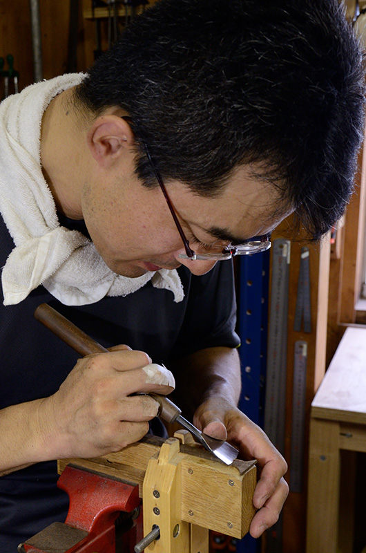 Yusuke pays careful attention to the curve leading towards the scoop, he uses a small knife to craft this section accurately.